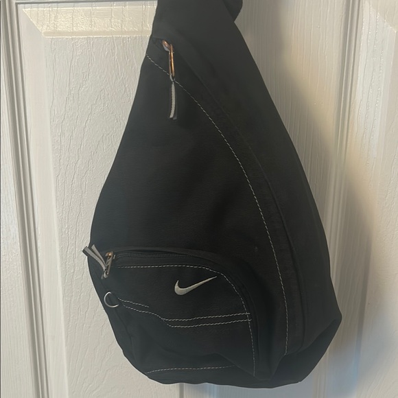 Nike Black Crossbody Bag Sleek and Versatile - Picture 6 of 7